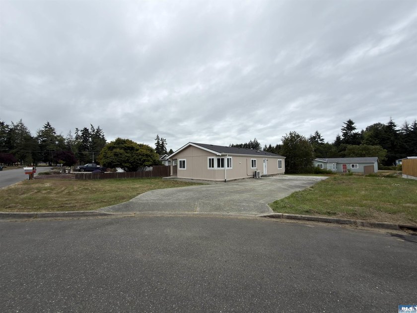 Fresh, comfortable, and move-in ready, this 3 bed, 2 bath home - photo 21