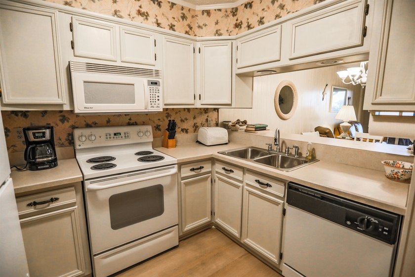 LOCATION! LOCATION! LOCATION! Amazing opportunity to own this - photo 4