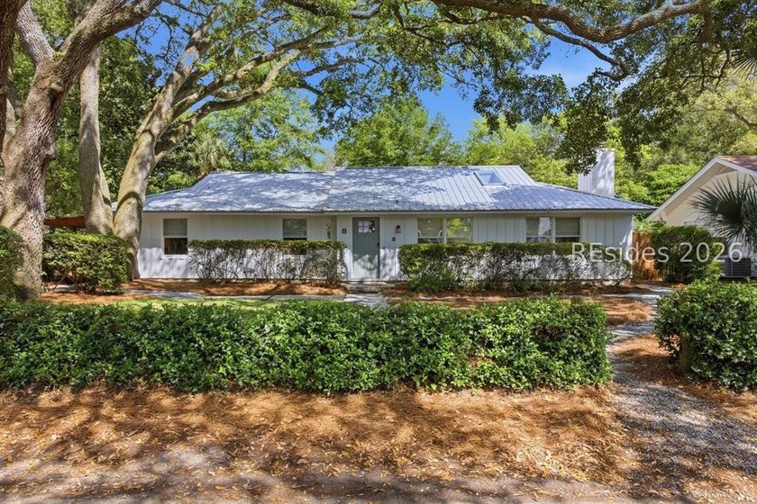 Nestled just steps from the ocean, this charming beach cottage - photo 4