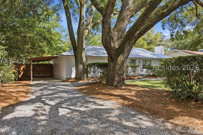 Nestled just steps from the ocean, this charming beach cottage - photo 5