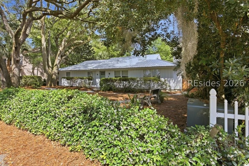 Nestled just steps from the ocean, this charming beach cottage - photo 6