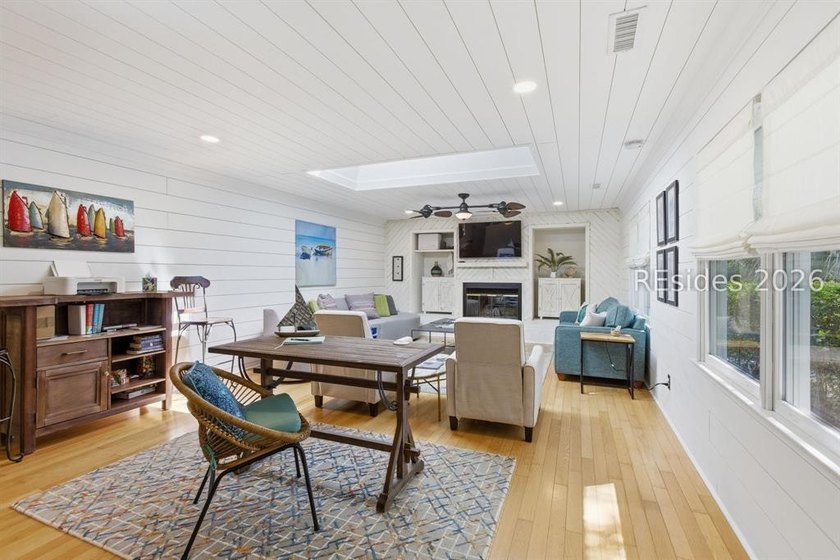 Nestled just steps from the ocean, this charming beach cottage - photo 7