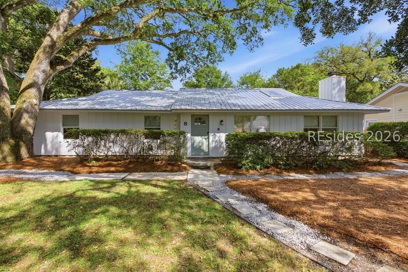 Nestled just steps from the ocean, this charming beach cottage - photo 8