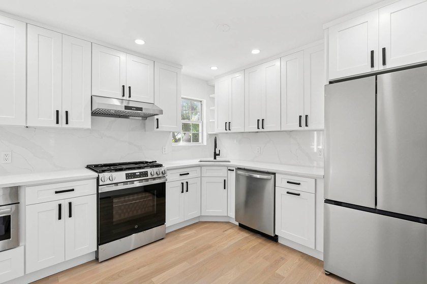 Experience Hamptons luxury in this beautifully renovated - photo 3