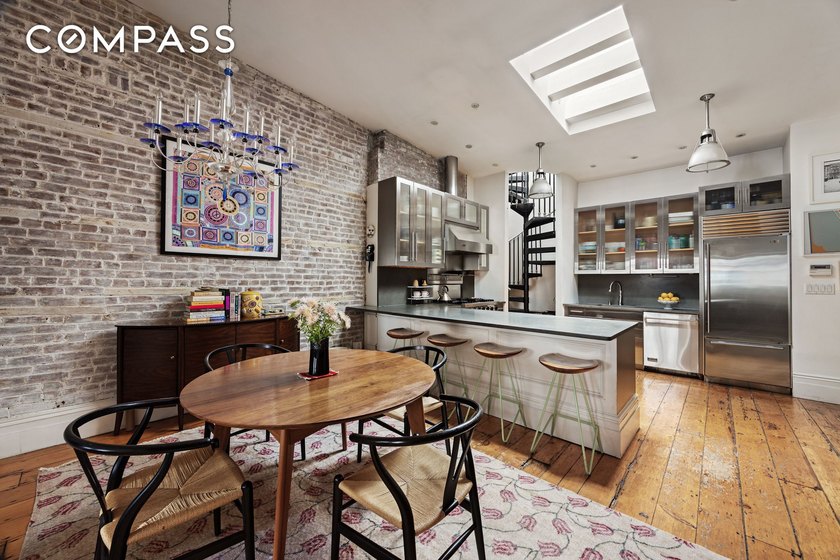 Rare full-floor 2 bed penthouse condo that soars quietly above - photo 12
