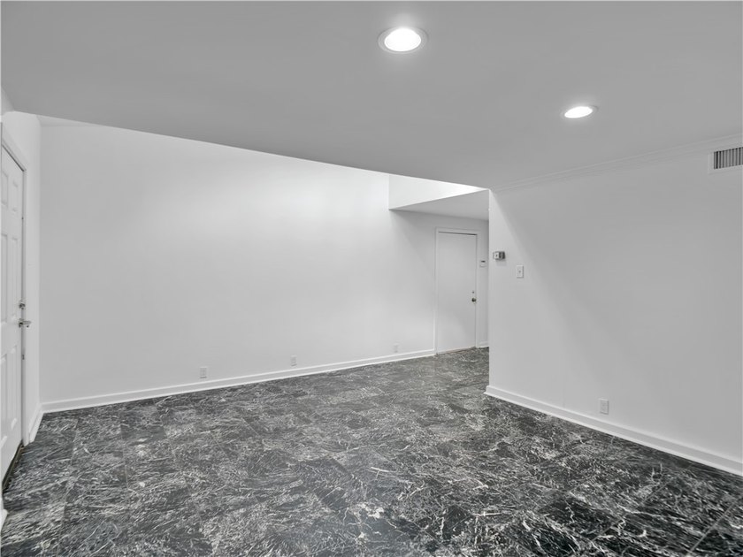 Siding and roof replaced 2024! New Flooring and interior paint - photo 13