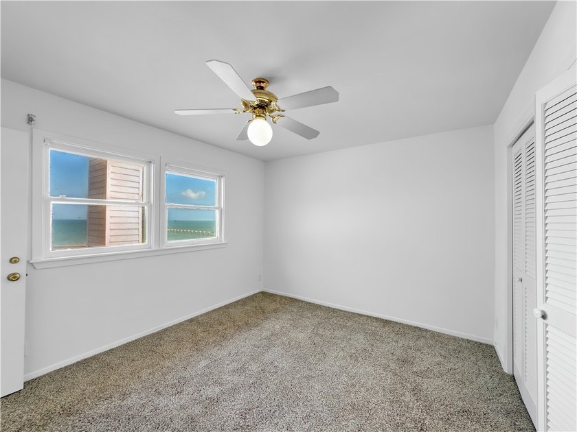 Siding and roof replaced 2024! New Flooring and interior paint - photo 27