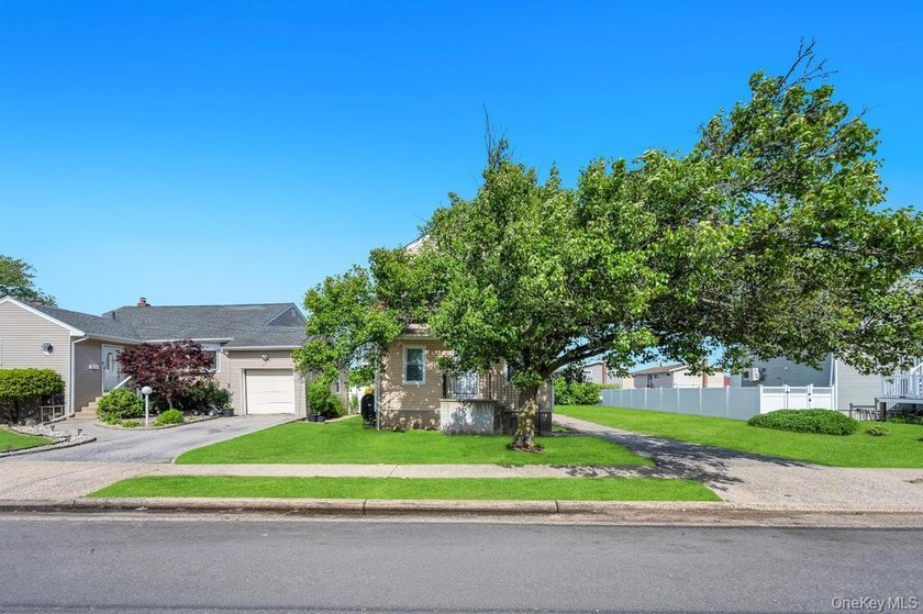 Welcome to 573 Miller Avenue, Freeport, NY - A beautiful and - photo 4