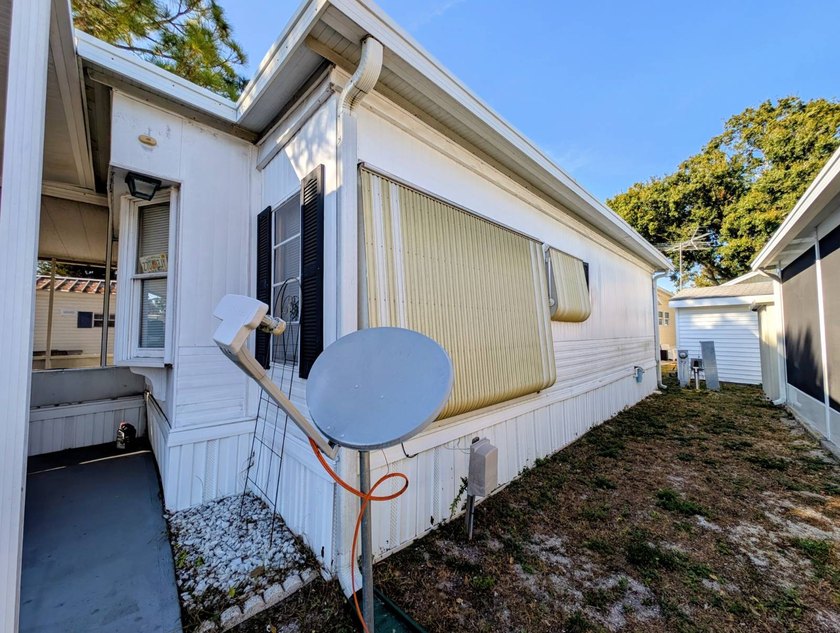 Welcome to low-maintenance Florida living! This beautifully - photo 3