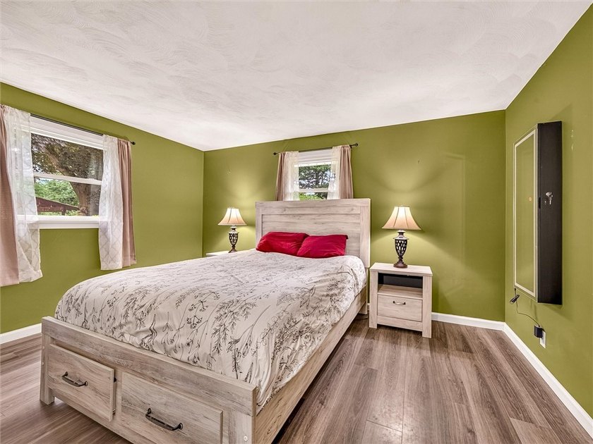 Welcome to 49 Pine Valley Drive! This move-in-ready 3-bedroom - photo 19