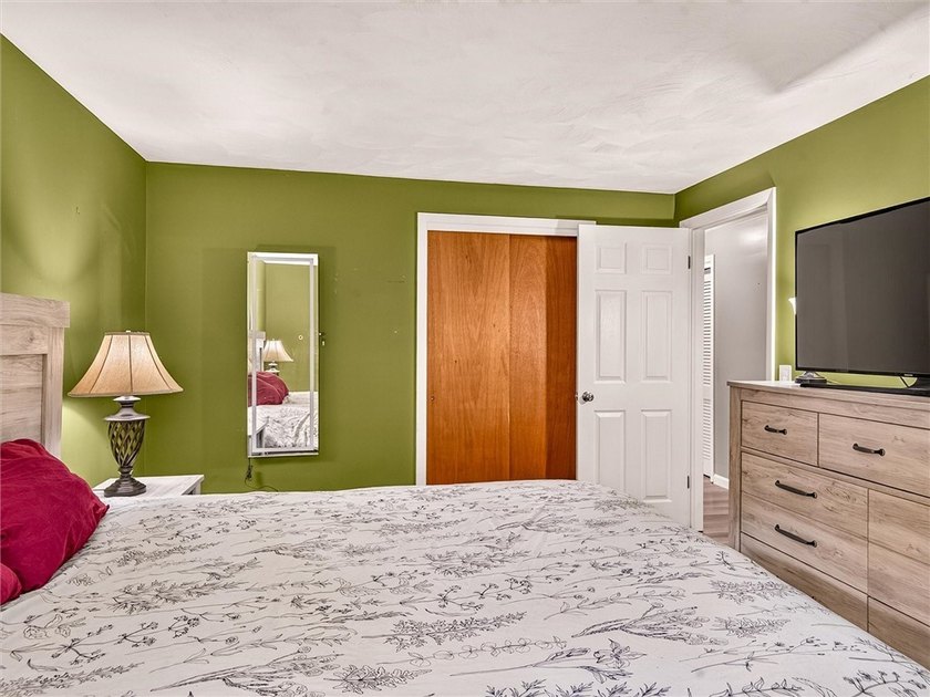 Welcome to 49 Pine Valley Drive! This move-in-ready 3-bedroom - photo 20