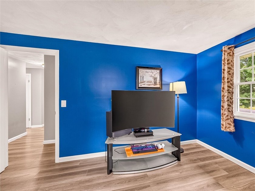Welcome to 49 Pine Valley Drive! This move-in-ready 3-bedroom - photo 21