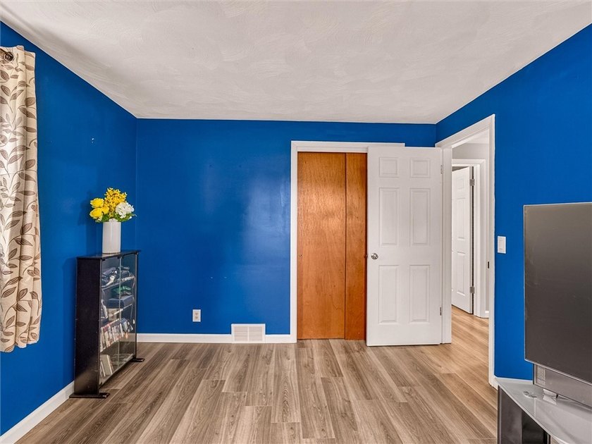 Welcome to 49 Pine Valley Drive! This move-in-ready 3-bedroom - photo 22
