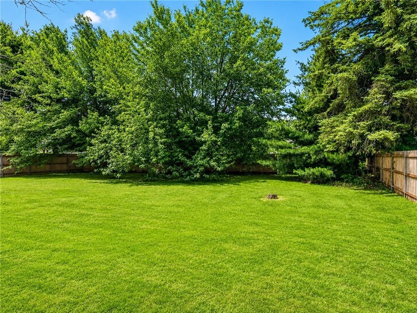 Welcome to 49 Pine Valley Drive! This move-in-ready 3-bedroom - photo 27