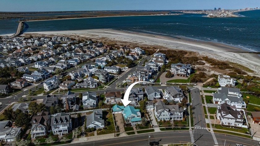 Spanning over 3,600 sqft, 407 E Atlantic Blvd offers 4 bedrooms - photo 3