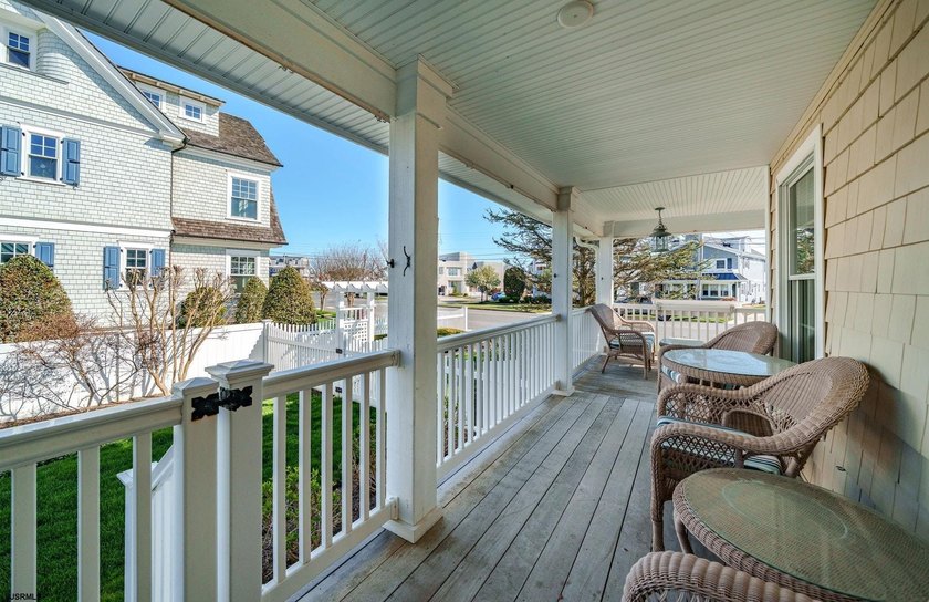 Spanning over 3,600 sqft, 407 E Atlantic Blvd offers 4 bedrooms - photo 7