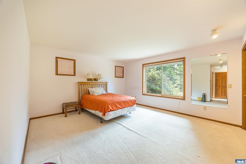 Welcome to this beautifully maintained custom home, lovingly - photo 15