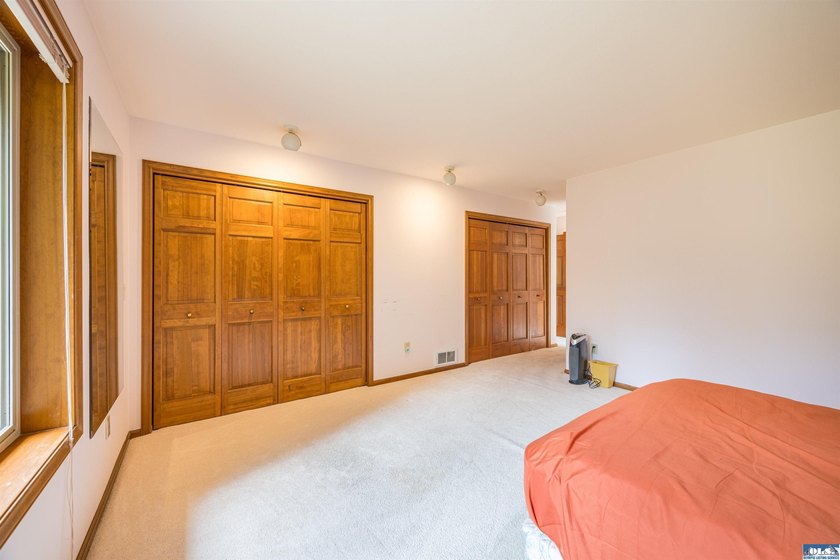Welcome to this beautifully maintained custom home, lovingly - photo 16