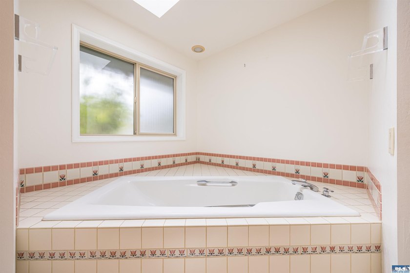 Welcome to this beautifully maintained custom home, lovingly - photo 18