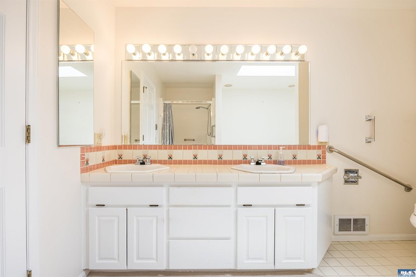 Welcome to this beautifully maintained custom home, lovingly - photo 19