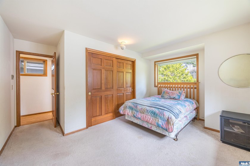 Welcome to this beautifully maintained custom home, lovingly - photo 20