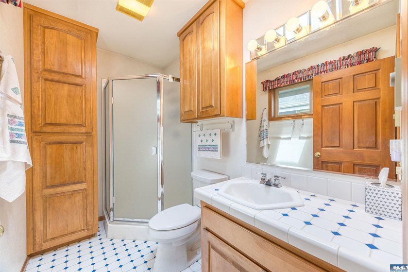 Welcome to this beautifully maintained custom home, lovingly - photo 21