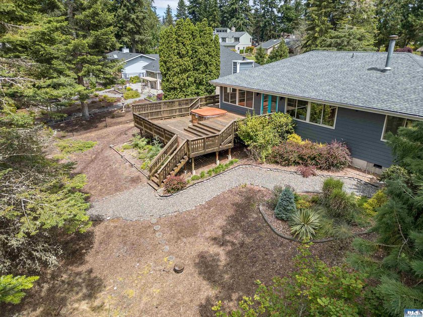 Welcome to this beautifully maintained custom home, lovingly - photo 29