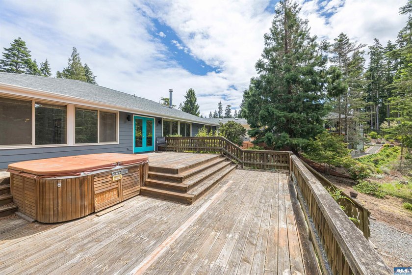 Welcome to this beautifully maintained custom home, lovingly - photo 32