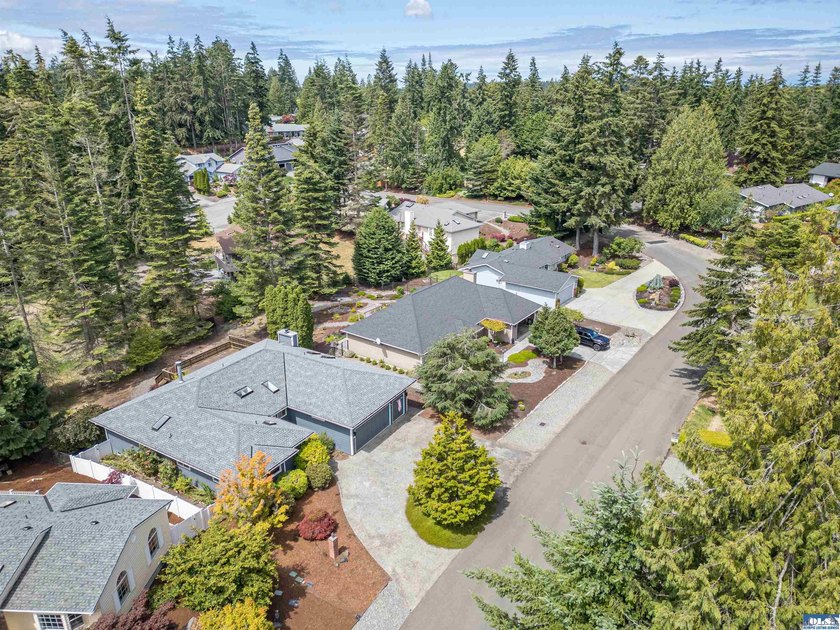 Welcome to this beautifully maintained custom home, lovingly - photo 34