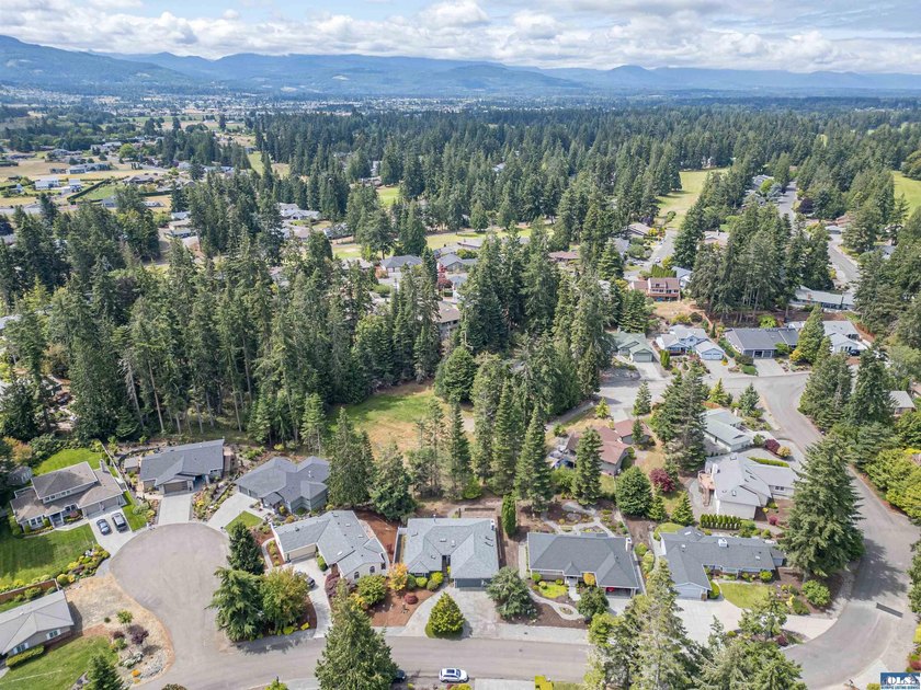 Welcome to this beautifully maintained custom home, lovingly - photo 35