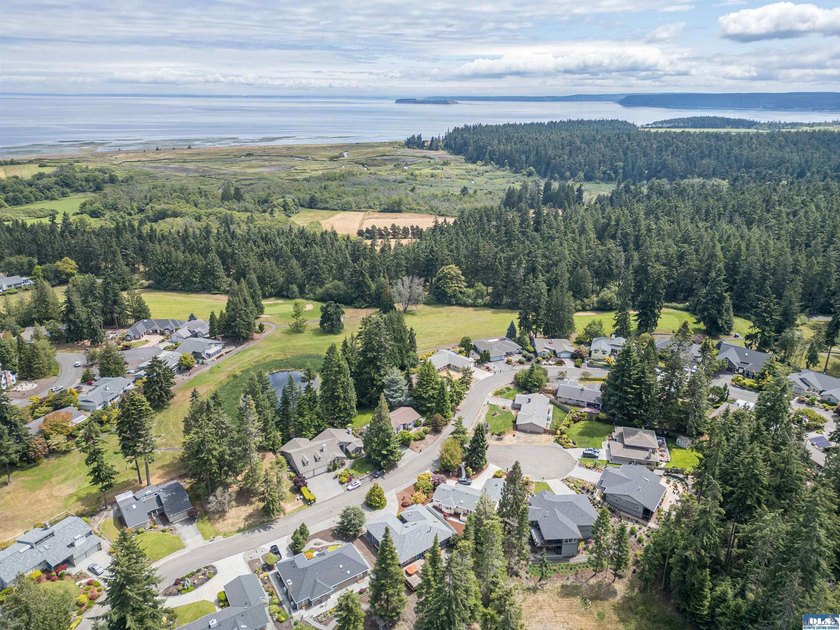 Welcome to this beautifully maintained custom home, lovingly - photo 36