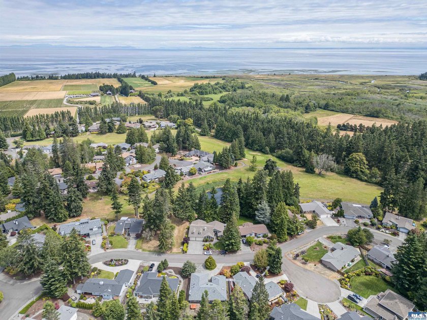 Welcome to this beautifully maintained custom home, lovingly - photo 37