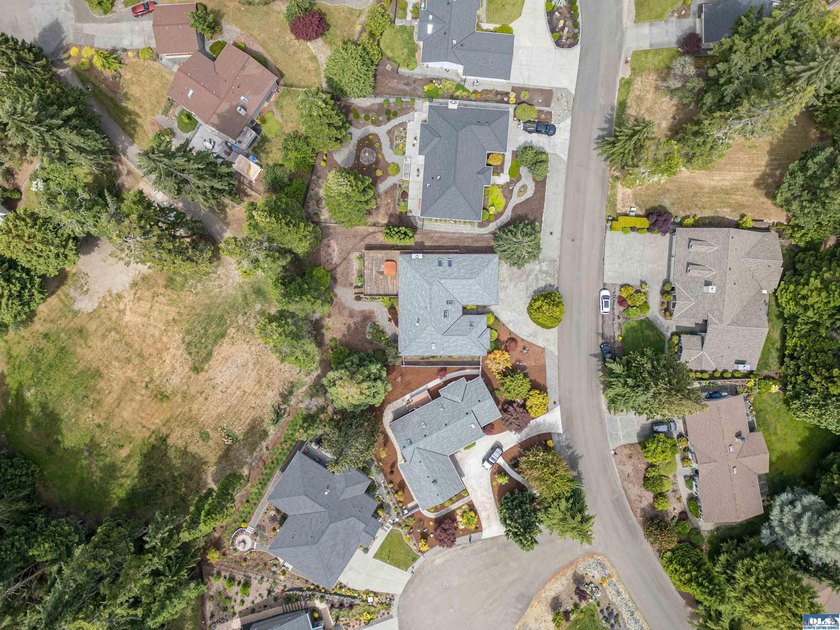 Welcome to this beautifully maintained custom home, lovingly - photo 38