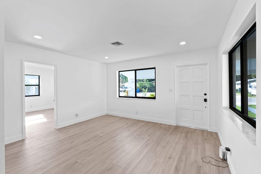 Beautifully updated East Oakland Park home with curb appeal and - photo 8