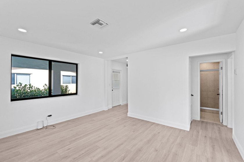 Beautifully updated East Oakland Park home with curb appeal and - photo 10