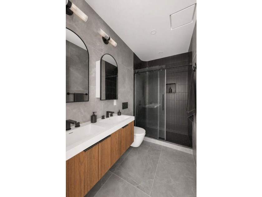 Residence 3 at 636 Lorimer Street presents a rare opportunity to - photo 8