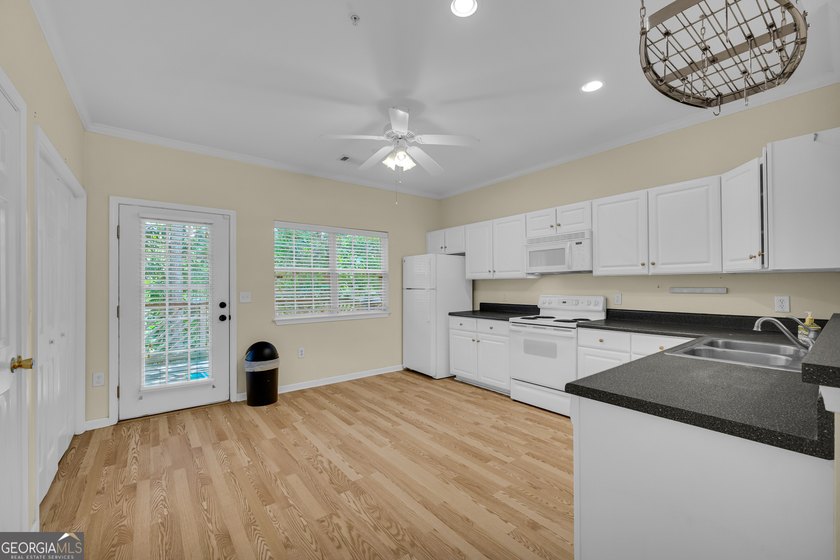 Move-in ready and perfectly located! This well-maintained - photo 9