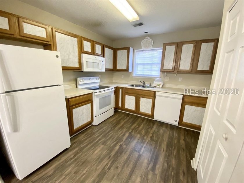 GREAT INVESTMENT PROPERTY, WITH RENTER IN PLACE WHO WILL STAY OR - photo 6