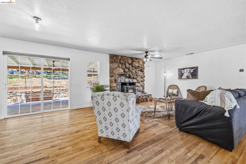 CHARMING SINGLE-LEVEL RANCH HOME ON OVER AN ACRE! Welcome to - photo 12