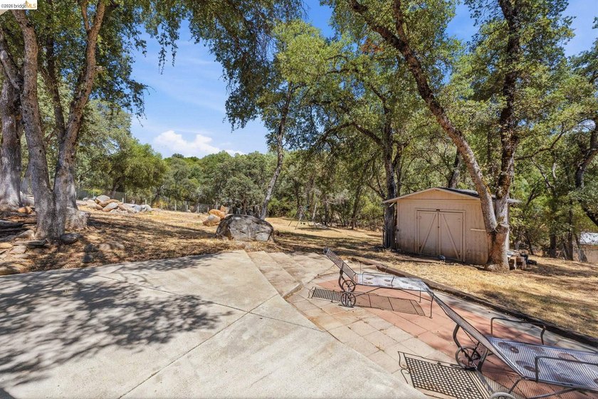 CHARMING SINGLE-LEVEL RANCH HOME ON OVER AN ACRE! Welcome to - photo 25