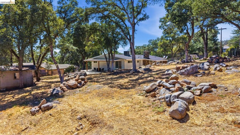 CHARMING SINGLE-LEVEL RANCH HOME ON OVER AN ACRE! Welcome to - photo 28