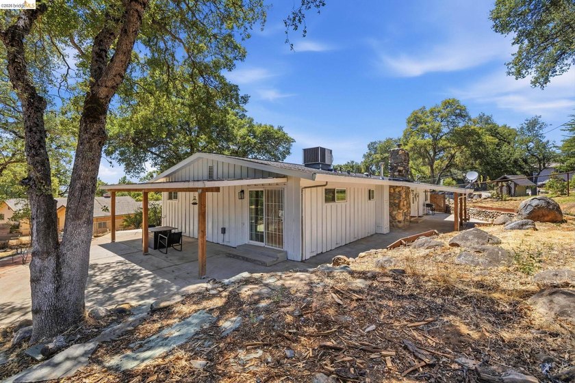 CHARMING SINGLE-LEVEL RANCH HOME ON OVER AN ACRE! Welcome to - photo 32