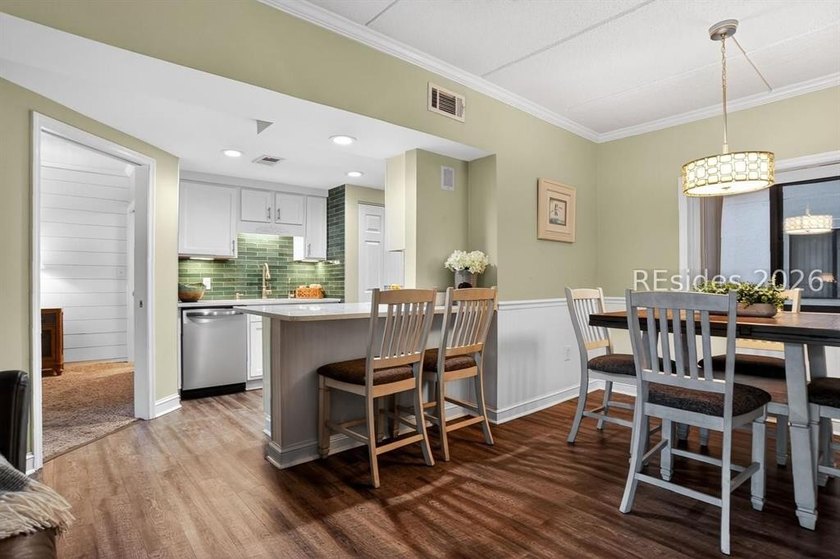 Across the street from the beach, stylishly renovated and - photo 2