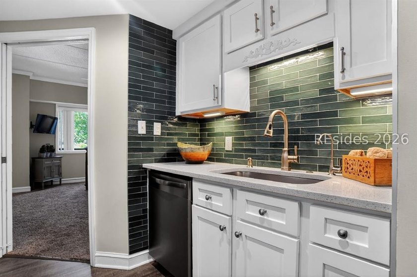 Across the street from the beach, stylishly renovated and - photo 3