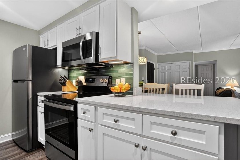 Across the street from the beach, stylishly renovated and - photo 4