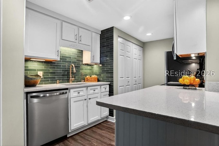Across the street from the beach, stylishly renovated and - photo 5
