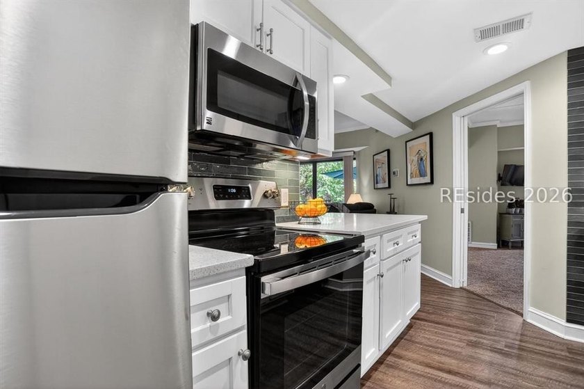 Across the street from the beach, stylishly renovated and - photo 6