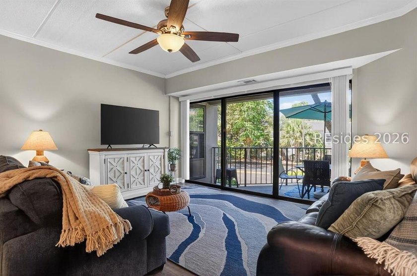 Across the street from the beach, stylishly renovated and - photo 7