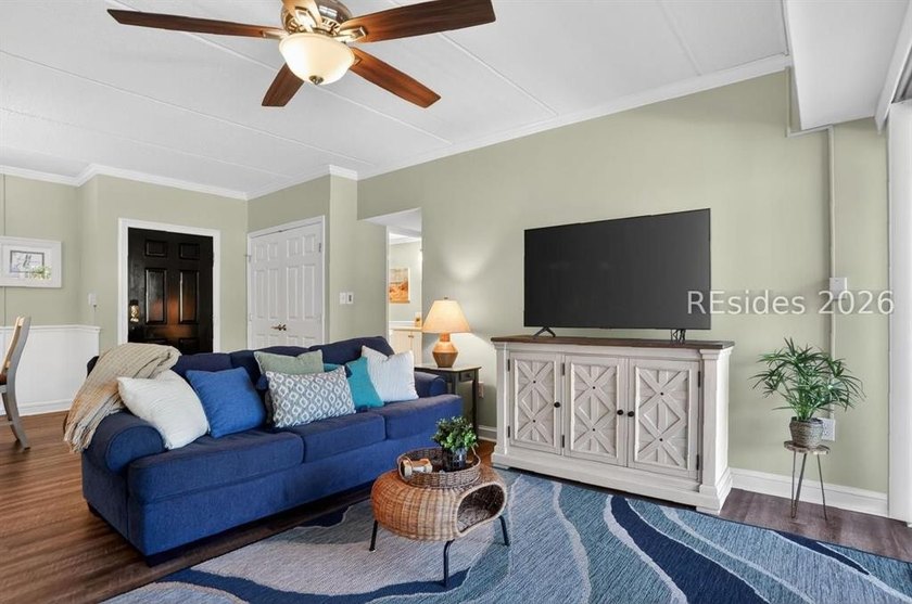 Across the street from the beach, stylishly renovated and - photo 8