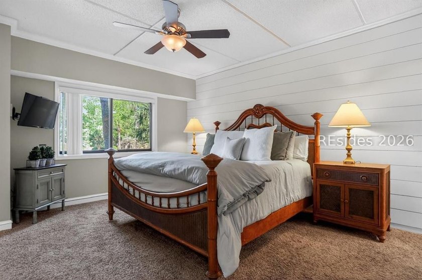 Across the street from the beach, stylishly renovated and - photo 9
